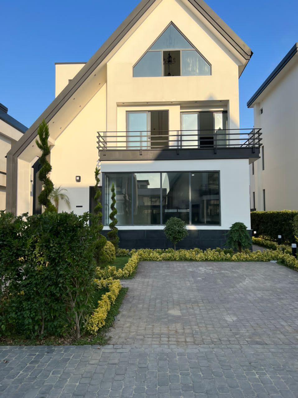 ویلا شهرکی استخردار جنوبی نمایی خاص ۵۰۰ متر زمین رویان