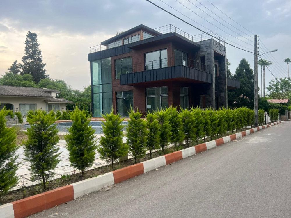 ویلای شهرکی خاص با ۱۰۰۰ متر زمین استخردار و روف رویان