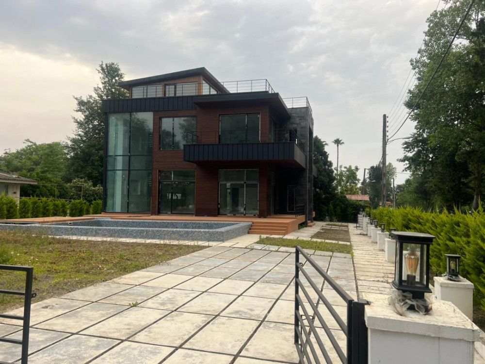 ویلای شهرکی خاص با ۱۰۰۰ متر زمین استخردار و روف رویان