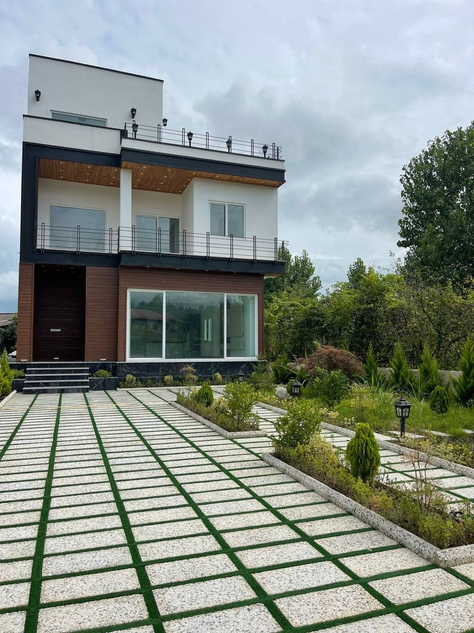 فروش ویلای شهرکی نمای مدرن با بنای ۳۵۰ متر  رویان