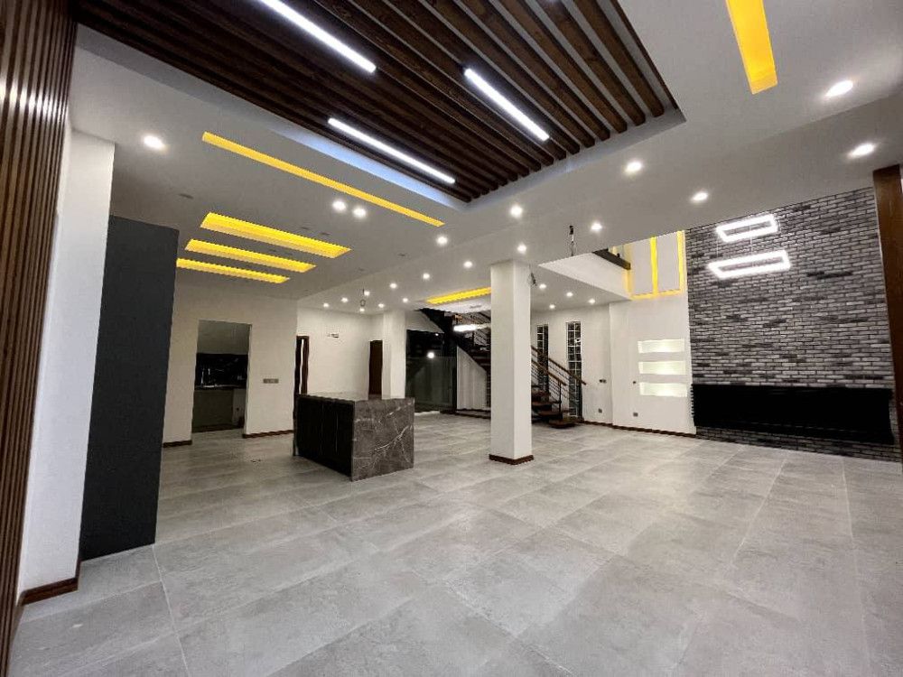 ویلای  شهرکی  استخردار  مدرن  ۴۳۵  متر  بنا