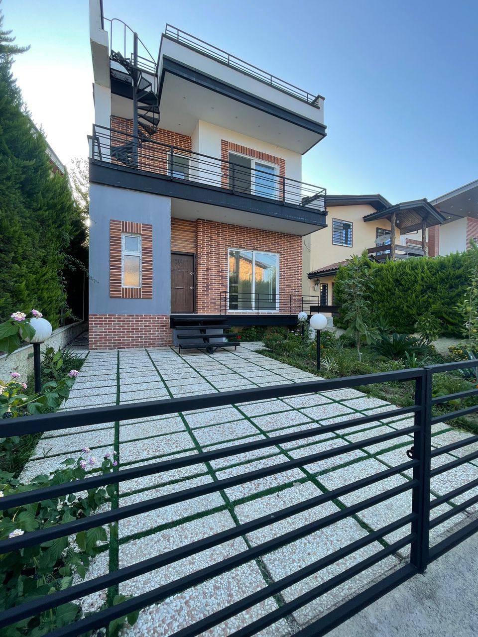 ویلا دوبلکس ۲۰۰متری در منطقه زیبا