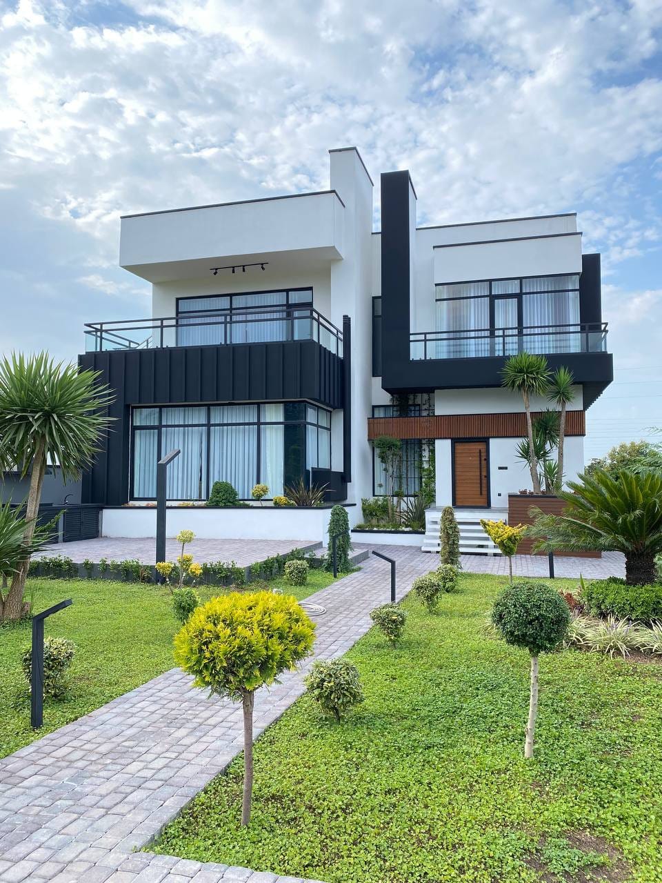 فروش ویلای شهرکی مدرن۱۲۰۰متریدرمنطقه ی زیبای ونوش