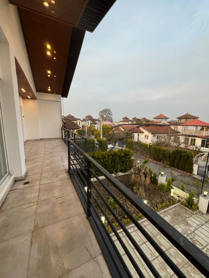 ویلای شهرکی در ایزدشهر   نوساز با متریال روز  سند مدارک کامل