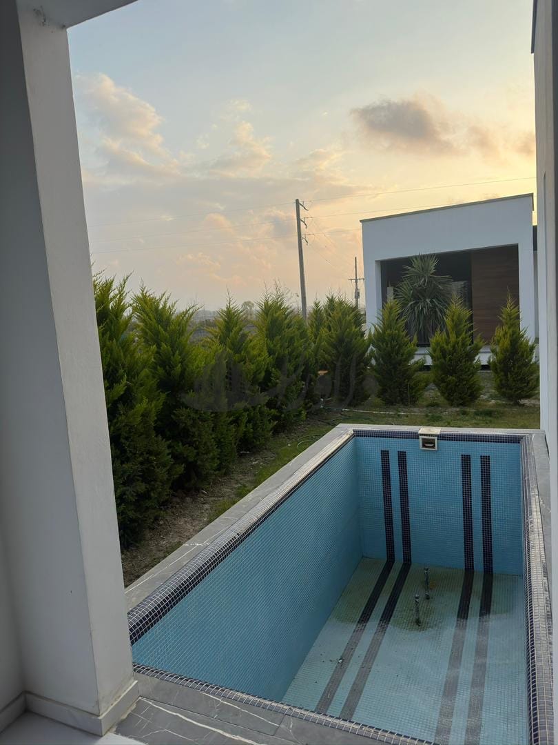 فروش ویلا  فلت استخردار  شهرکی  ۳۰۰متری  با نمای مدرن در ایزدشهر