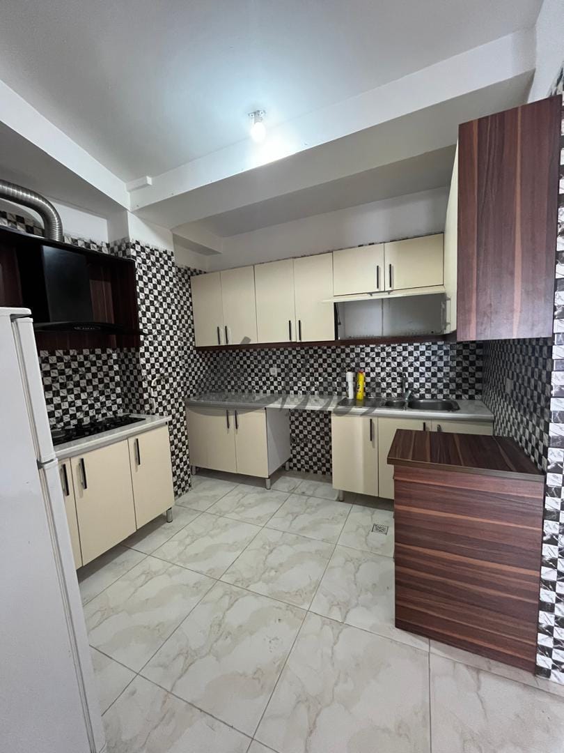 اجاره سالیانه آپارتمان ساحلی دوخوابه با ویو بی‌نظیر دریا در ایزدشهر