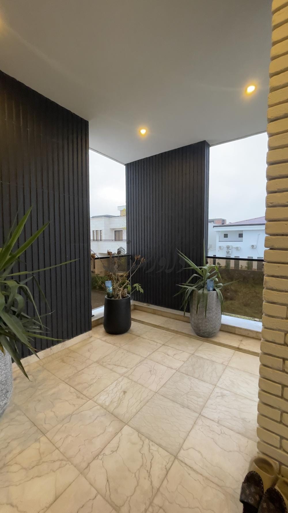 فروش و تهاتر ویلای نوساز شهرکی۳۰۰متر سنددار در ایزدشهر