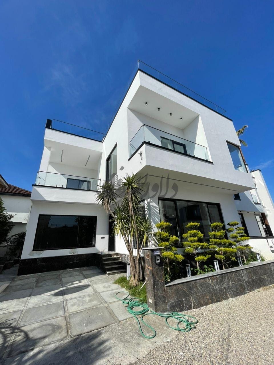 ویلا نوساز استخردار متریال عالی