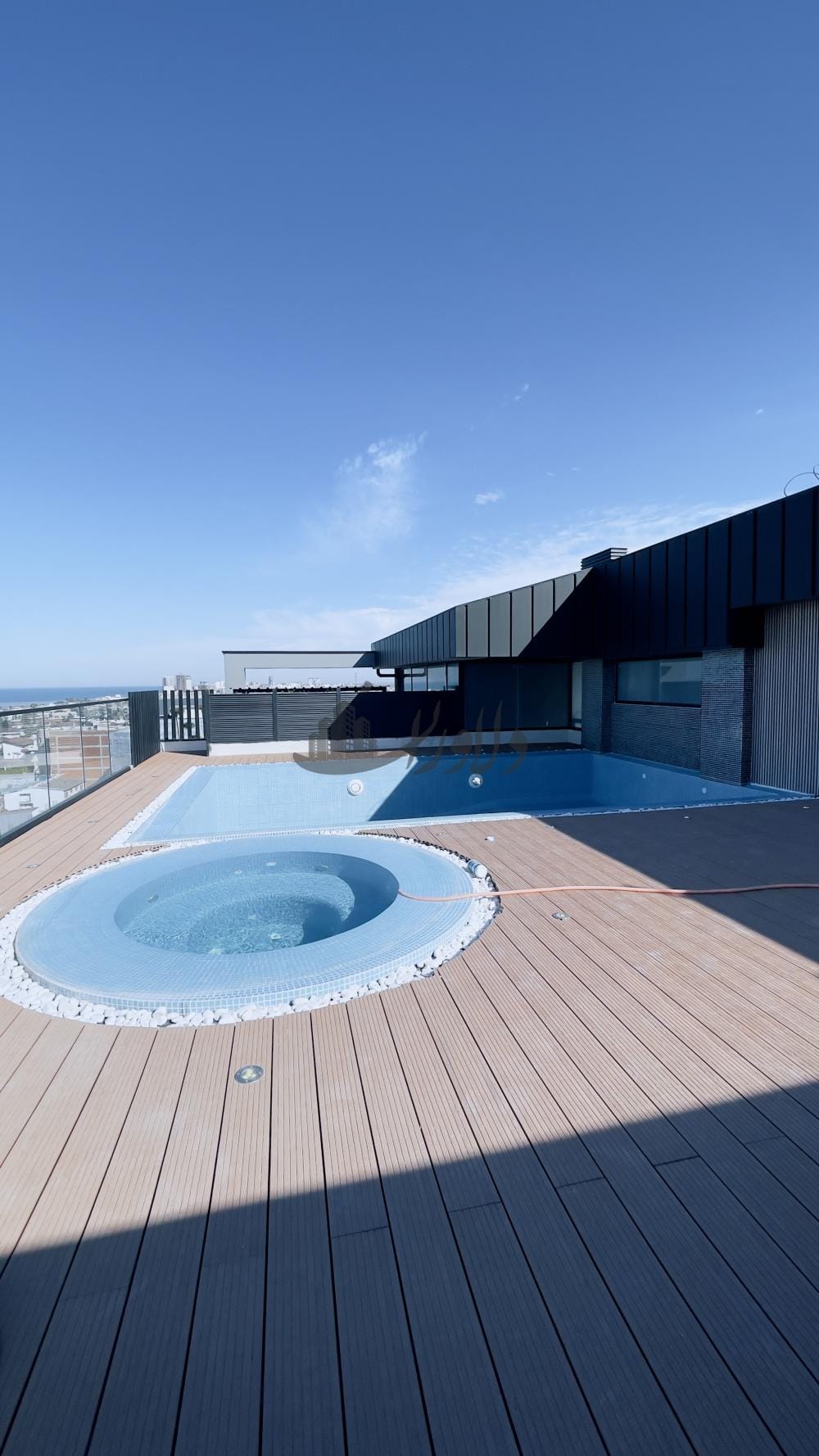 فروش و تهاتر برج ساحلی ۱۹۰متری نوساز در ایزدشهر