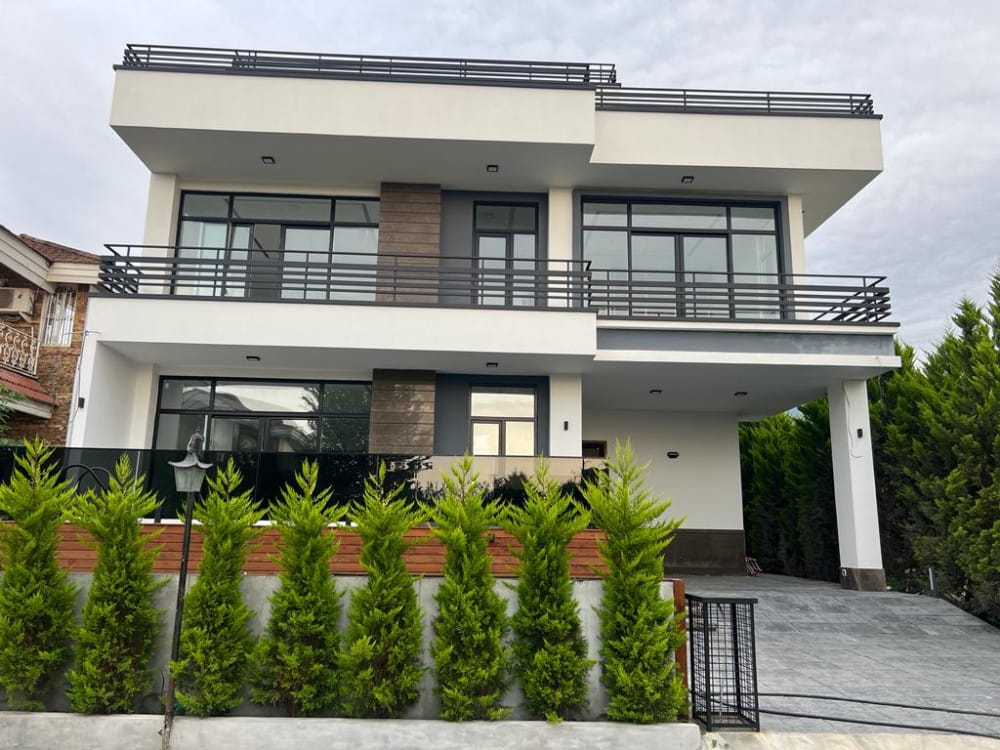 فروش ویلا  ۳۵۰ متر زمین استخردار شهرکی با روف سیسنگان