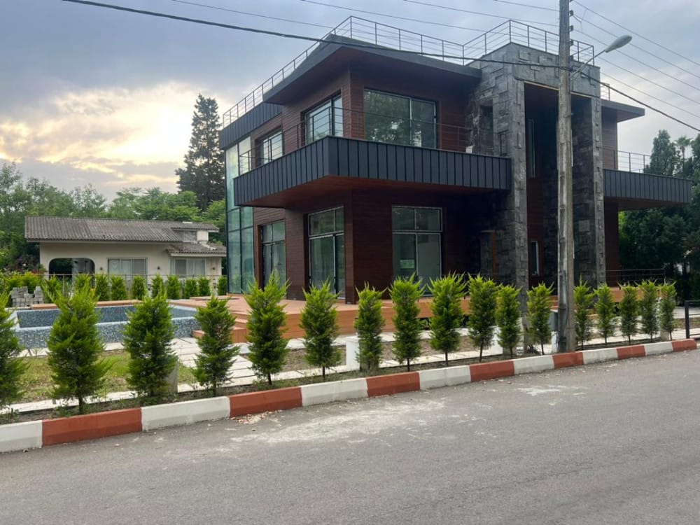 ویلای شهرکی خاص با ۱۰۰۰ متر زمین استخردار و روف رویان