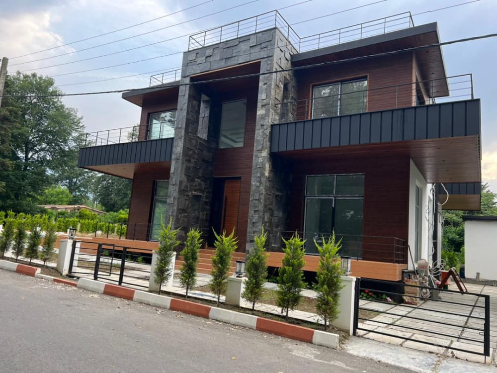 ویلای شهرکی خاص با ۱۰۰۰ متر زمین استخردار و روف رویان