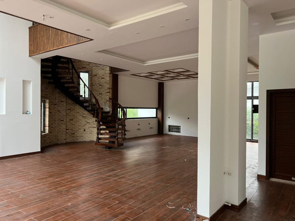 ویلای شهرکی خاص با ۱۰۰۰ متر زمین استخردار و روف رویان