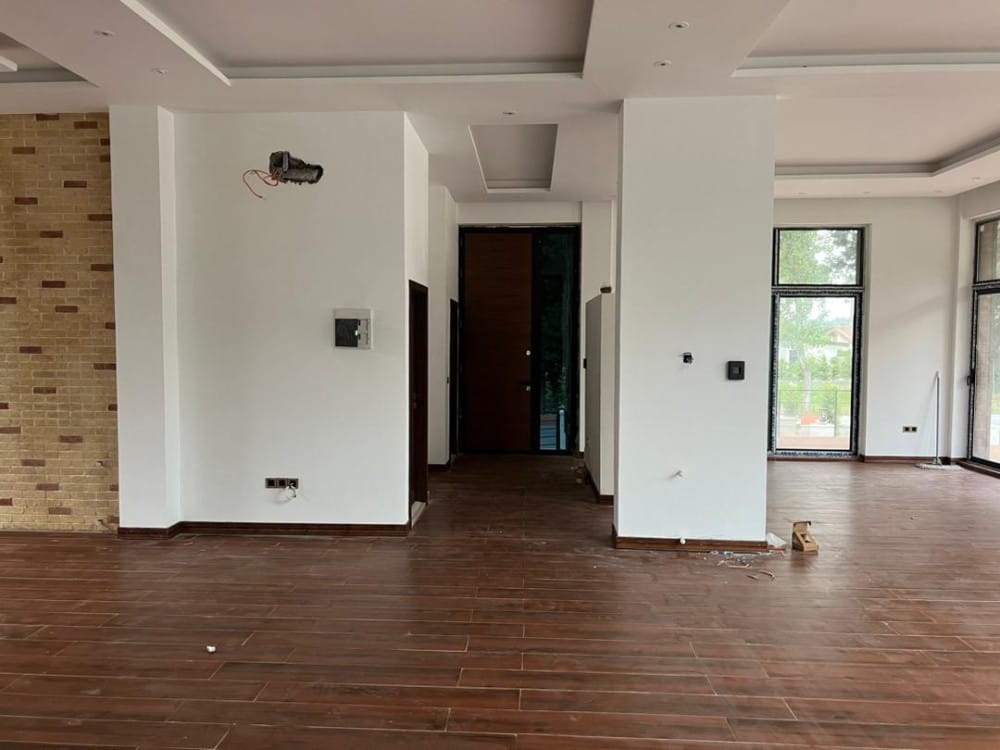 ویلای شهرکی خاص با ۱۰۰۰ متر زمین استخردار و روف رویان