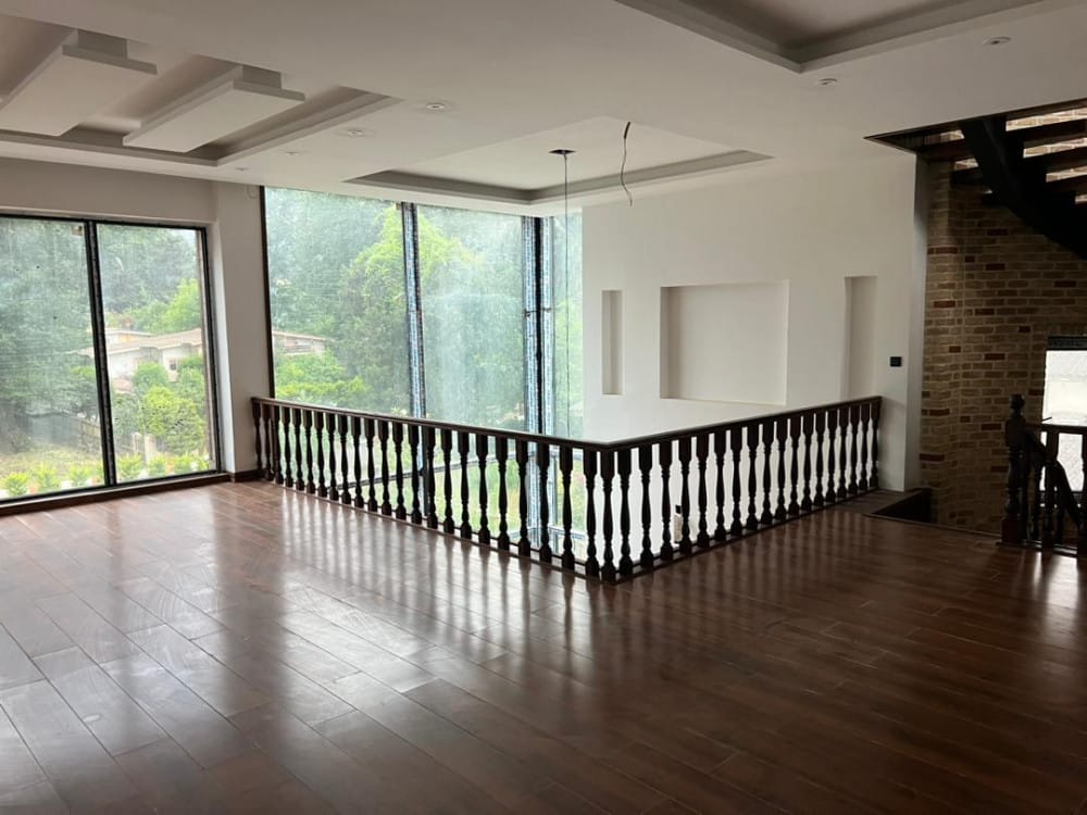 ویلای شهرکی خاص با ۱۰۰۰ متر زمین استخردار و روف رویان