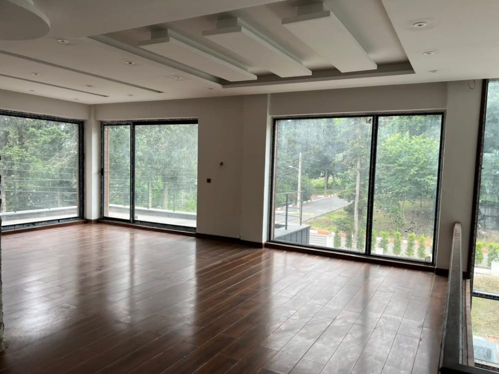 ویلای شهرکی خاص با ۱۰۰۰ متر زمین استخردار و روف رویان