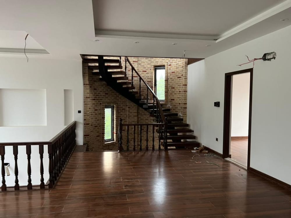 ویلای شهرکی خاص با ۱۰۰۰ متر زمین استخردار و روف رویان