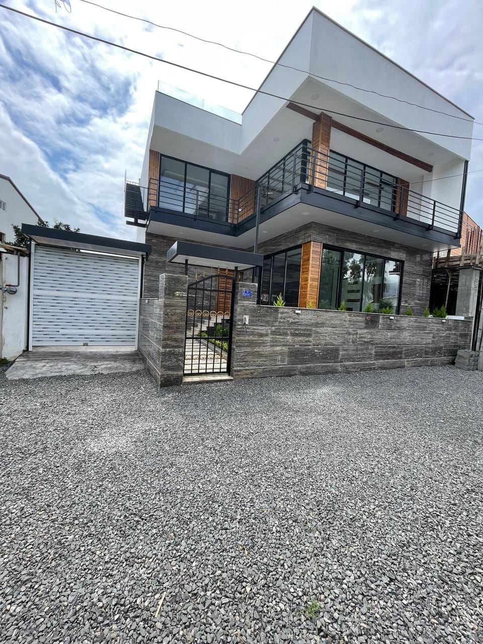 ویلای جنگلی خاص همراه با روف با بنای ۲۸۰ متری رویان