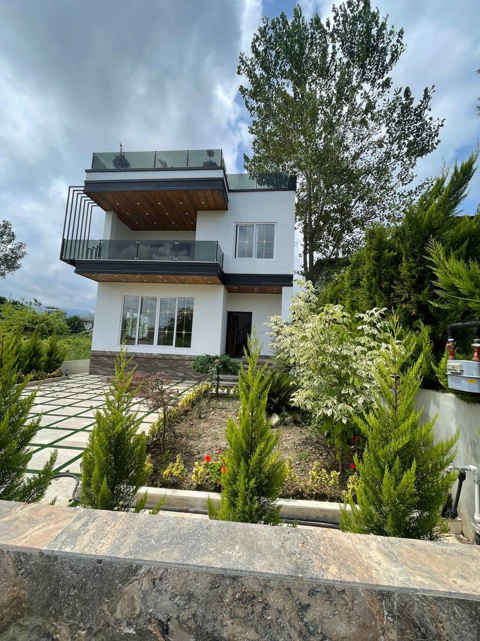 فروش ویلای شهرکی  استخردار  ۳۳۰ متر بنا ونوش