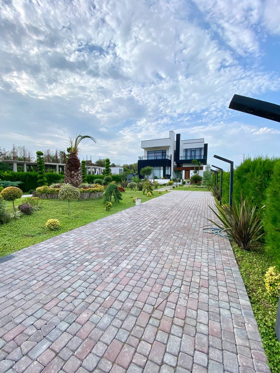 فروش ویلای شهرکی مدرن۱۲۰۰متریدرمنطقه ی زیبای ونوش