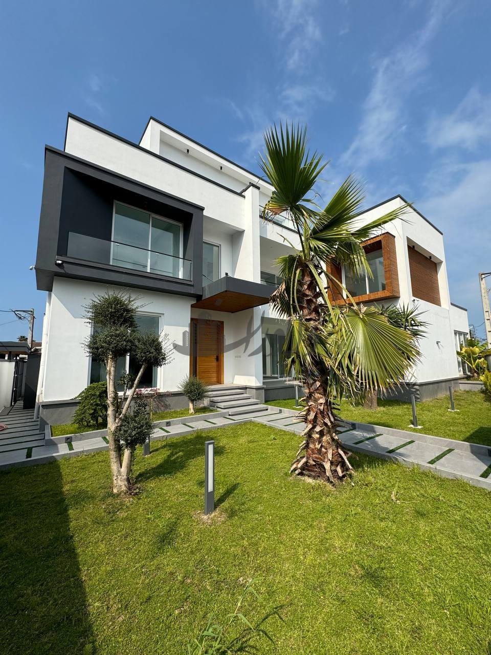 فروش ویلا ۵۳۰متری دوبلکس استخردار  جنگلی