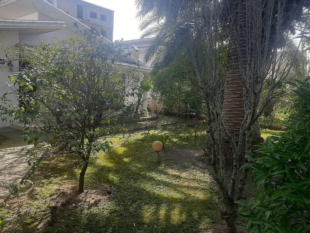 فروش ویلای شهرکی ساحلی با بنای قدیمی فروش ویلای شهرکی ساحلی با بنای قدیمی