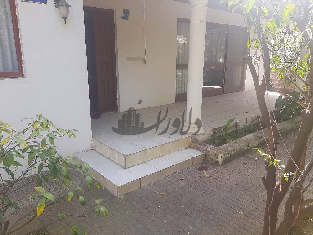 فروش ویلای شهرکی ساحلی با بنای قدیمی فروش ویلای شهرکی ساحلی با بنای قدیمی